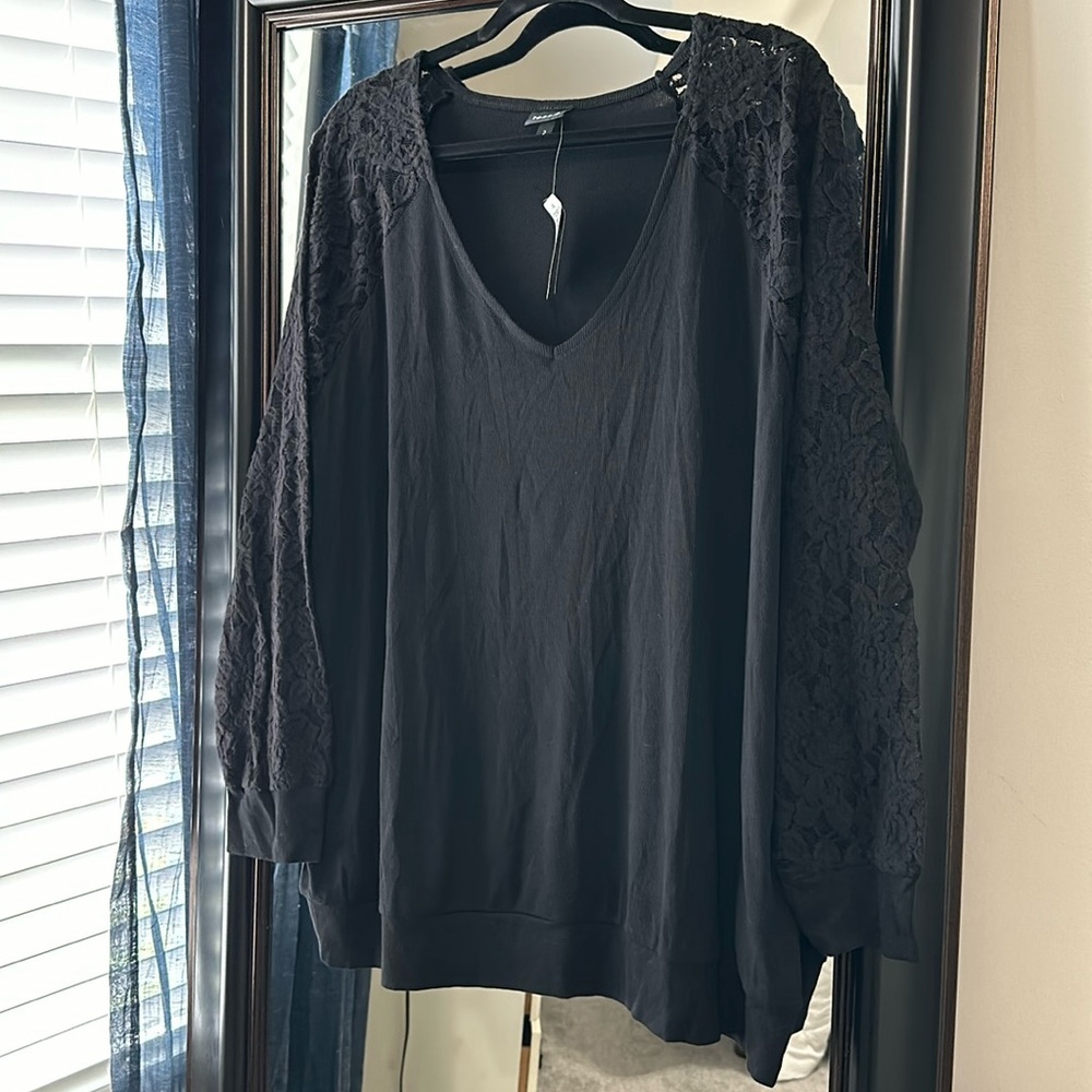 Black lace sleeve torrid Henley top 2x 2